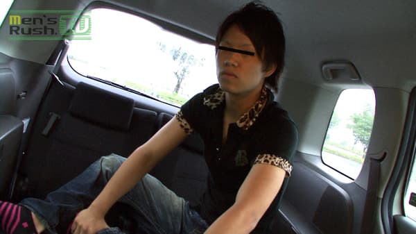 18歳なりたて少年が車内で恥ずかしがりながらシコシコオナニー☆